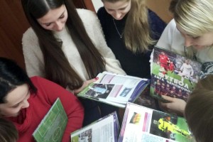 Даже девушки читают про футбол!